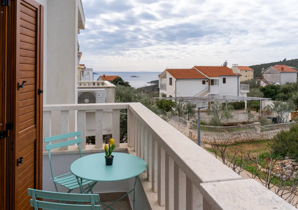 Terasa Bartul s pogledom na okolicu, Casa Korina