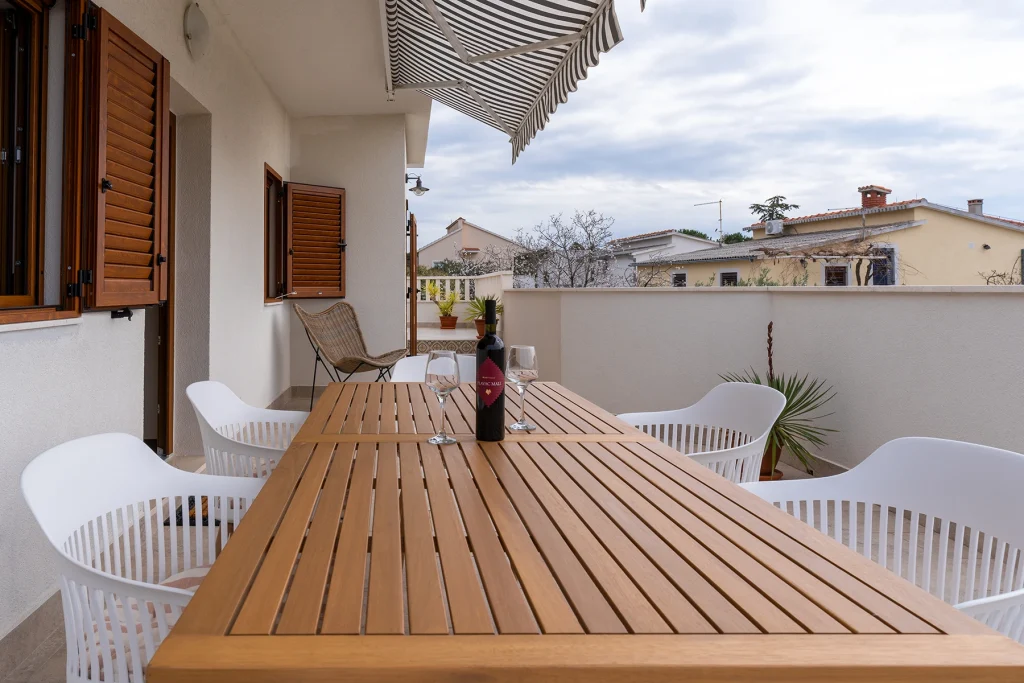 Blagovaonički stol na terasi apartmana Bartul, Casa Korina
