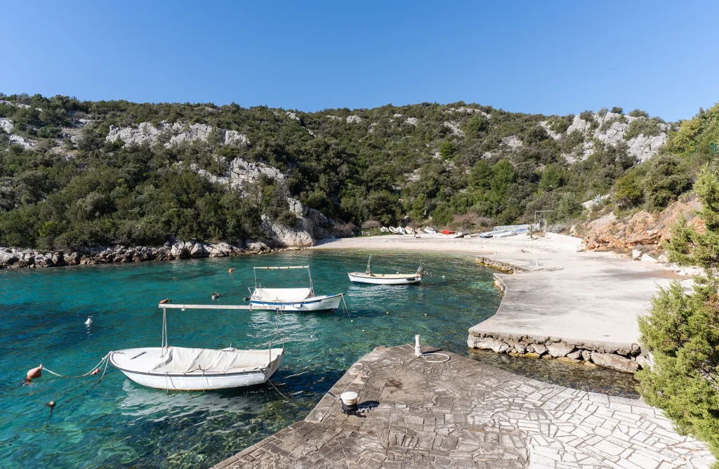 Uvala s brodicama i plažom u blizini Casa Korina, kraj Trogira