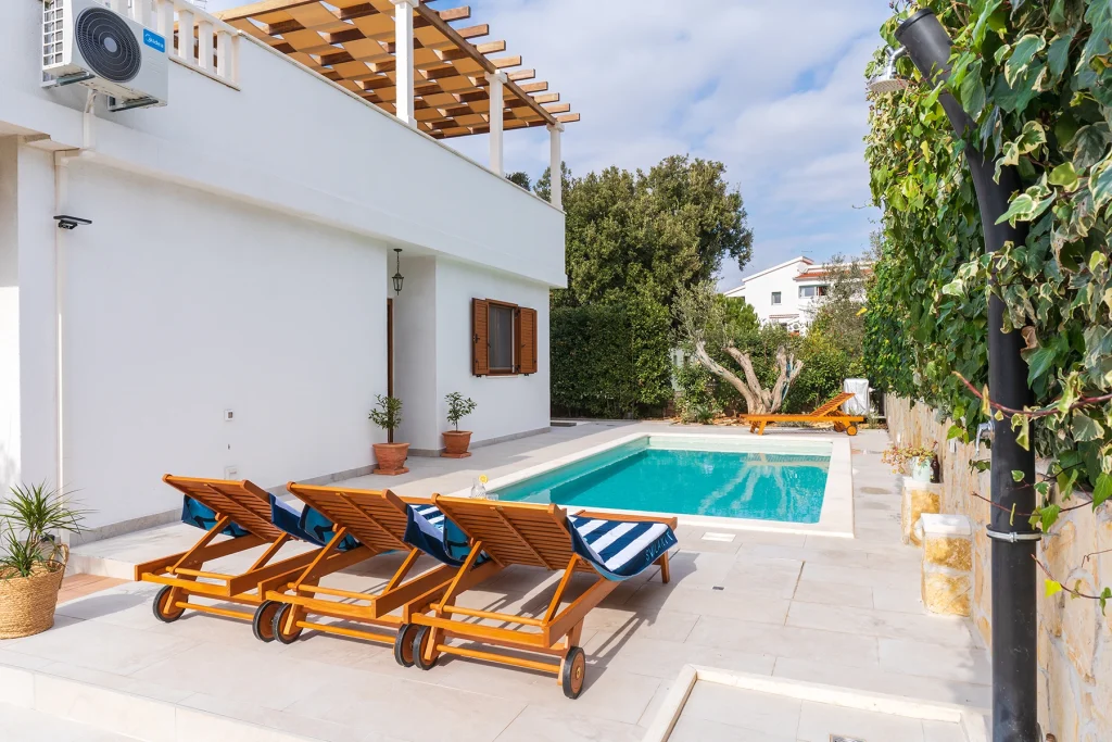 Bazen s ležaljkama i mediteranskim vrtom, Casa Korina