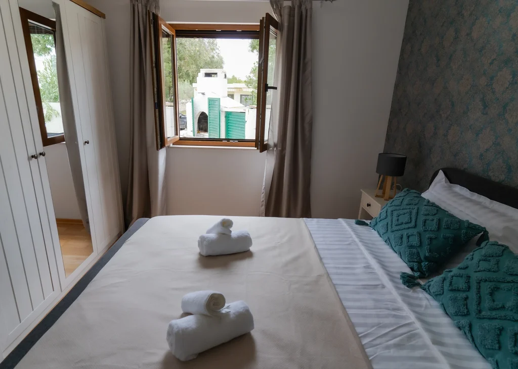 Spavaća soba s bračnim krevetom uz prozor, apartman Vita, Casa Korina