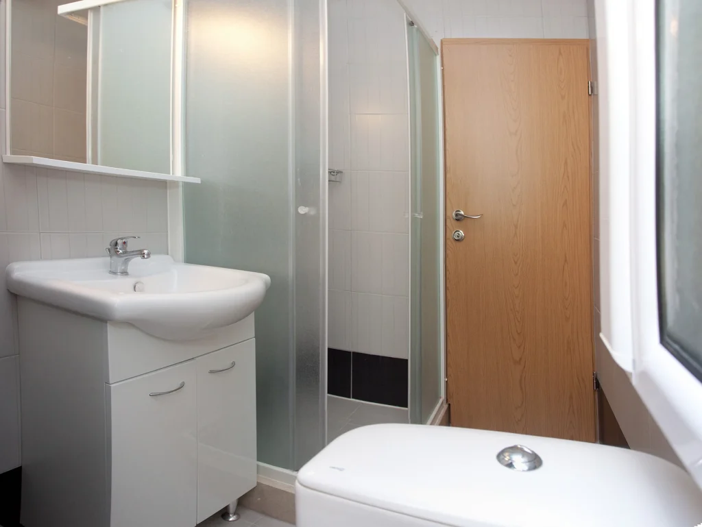Kupaonica s umivaonikom i tuš kabinom, apartman Casa Matošića 3 Split