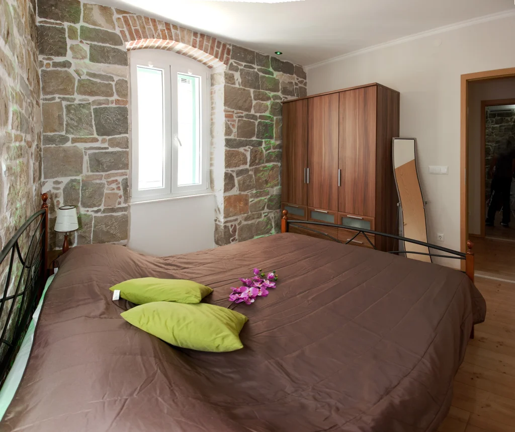 Spavaća soba s bračnim krevetom i ormarom, apartman Casa Matošića 3 Split