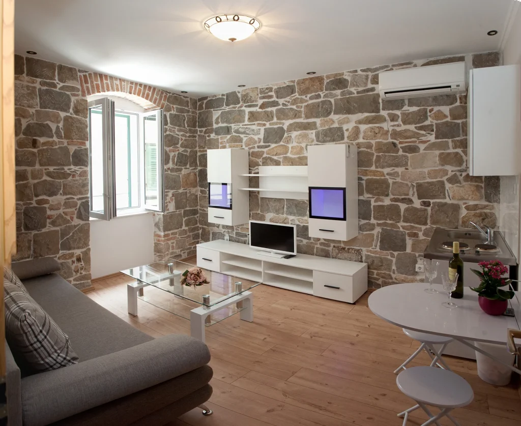 Dnevni boravak s kaučem na razvlačenje i TV-om, apartman Casa Matošića 3 Split