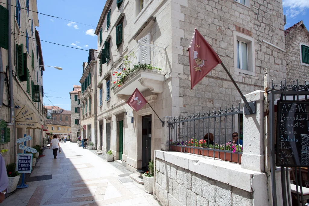 Kamena pješačka ulica u centru Splita ispred apartmana Casa Matošića 3