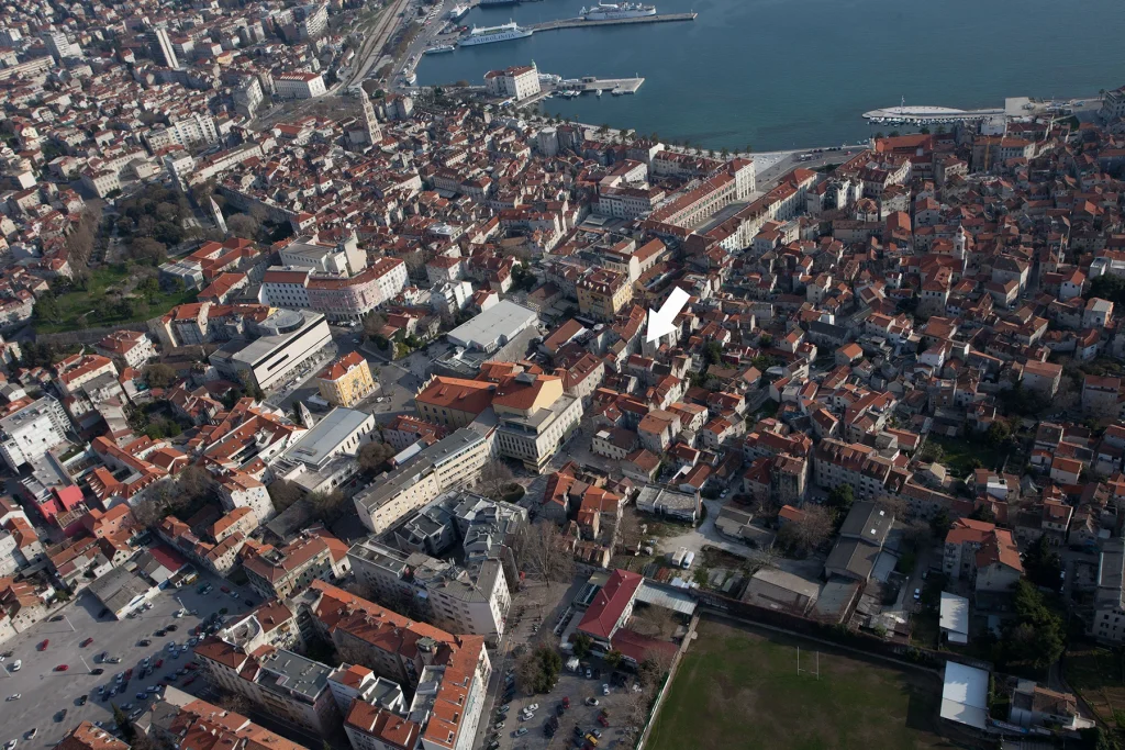 Zračni pogled na krovove centra Splita