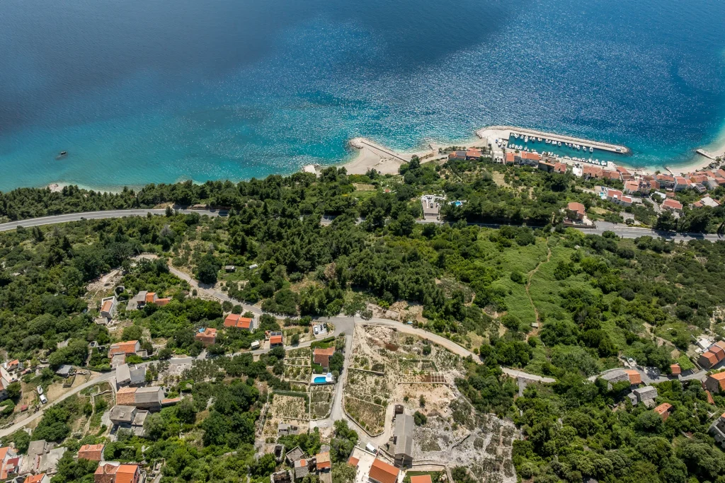 Zračni pogled na plažu i more u Podgori