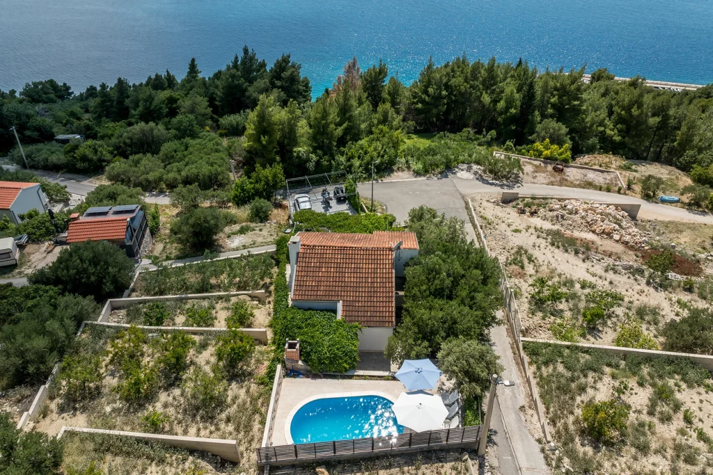 Zračni pogled na kuću s bazenom i terasastim vrtom, Podgora