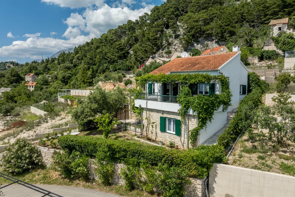 Zračni pogled na kuću okruženu zelenilom, Podgora