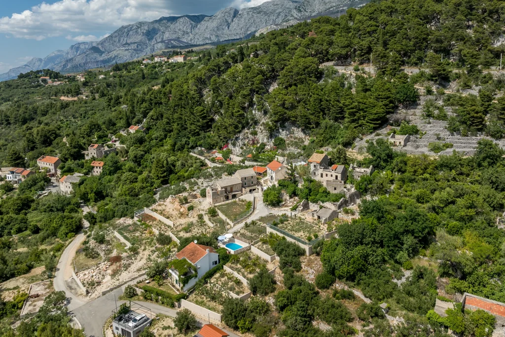 Zračni pogled na naselje i planine iznad Podgore