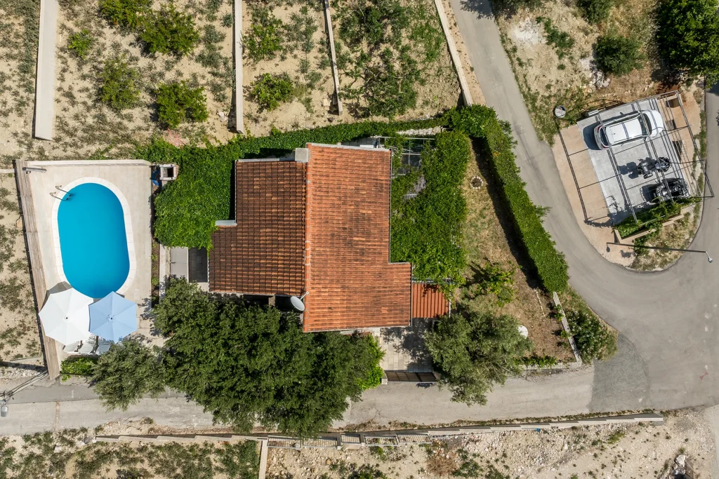 Zračni pogled na kuću Domus Alta s bazenom i vrtom, Podgora