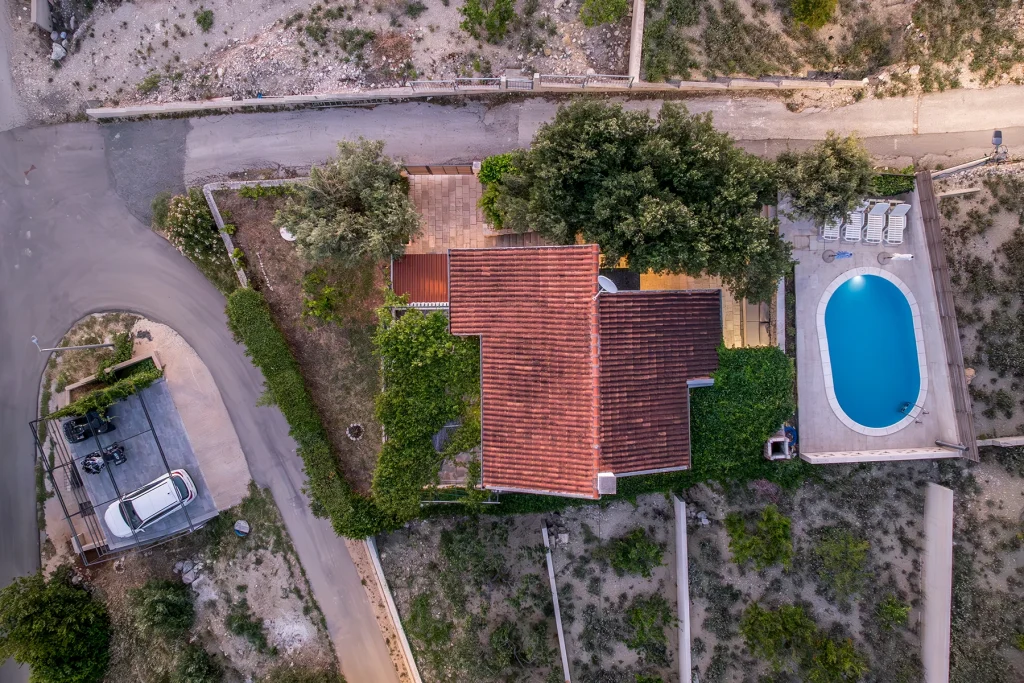 Zračni pogled na imanje Domus Alta s bazenom, Podgora