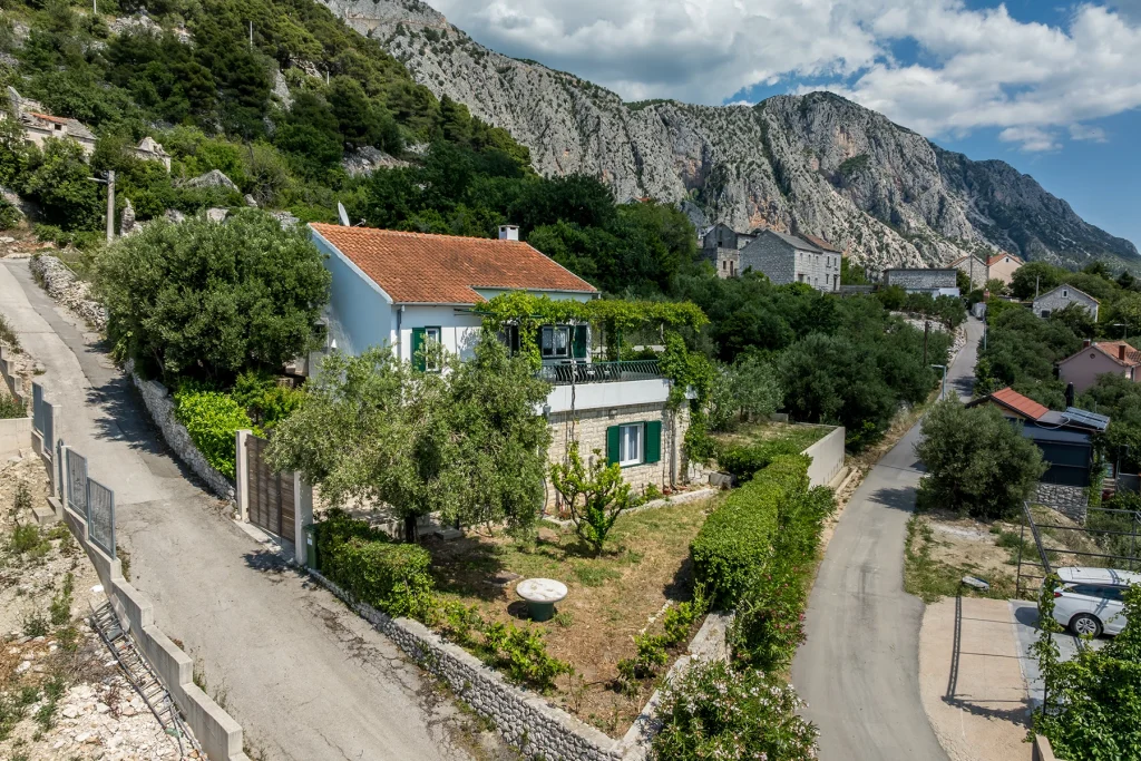 Zračni pogled na kuću i okolno raslinje, Podgora