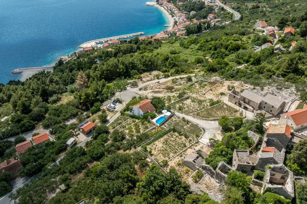 Zračni pogled na more i naselje u Podgori