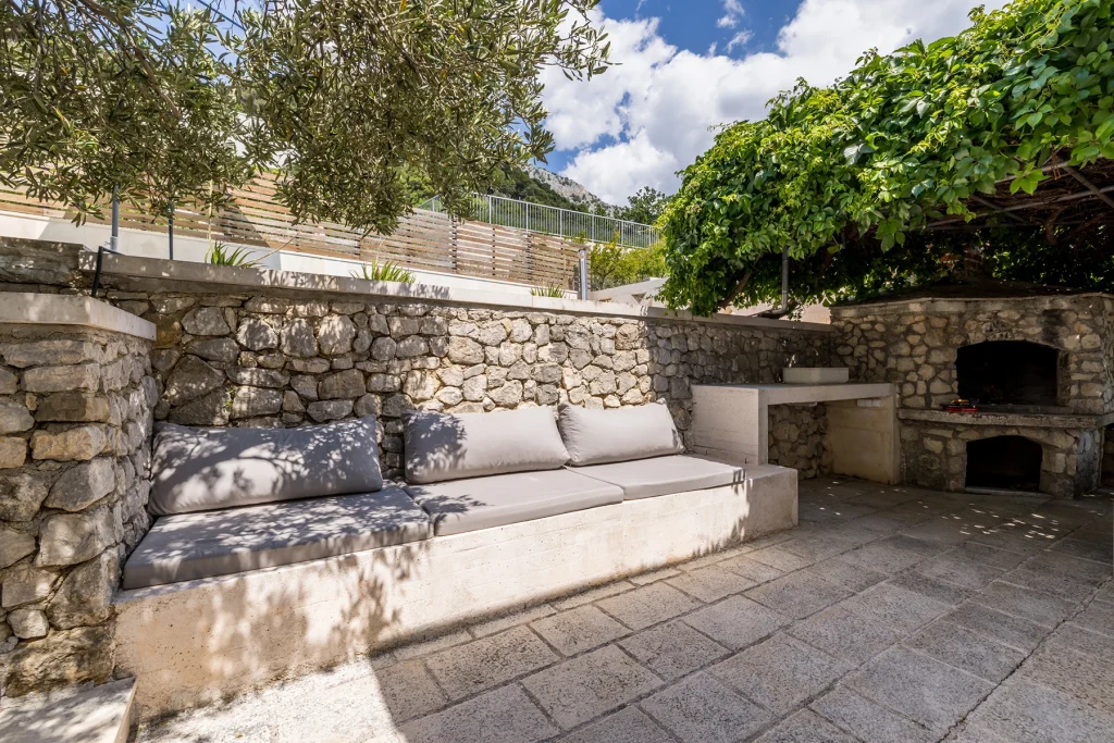 Roštilj i kameni sjedeći kutak u dvorištu, Domus Alta Podgora