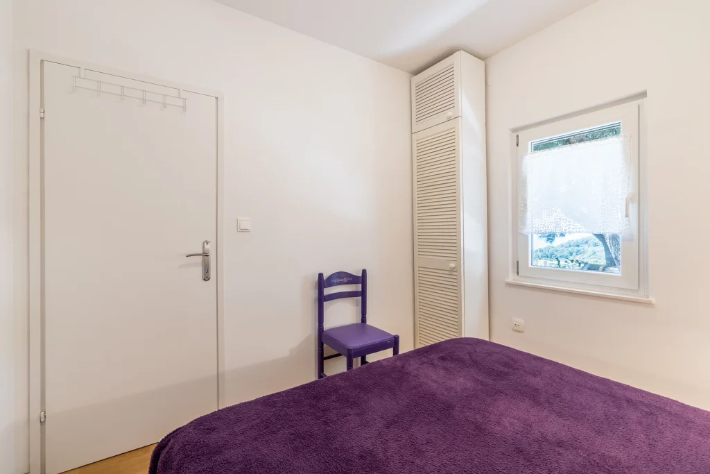 Spavaća soba s bračnim krevetom i vratima, Domus Alta Podgora