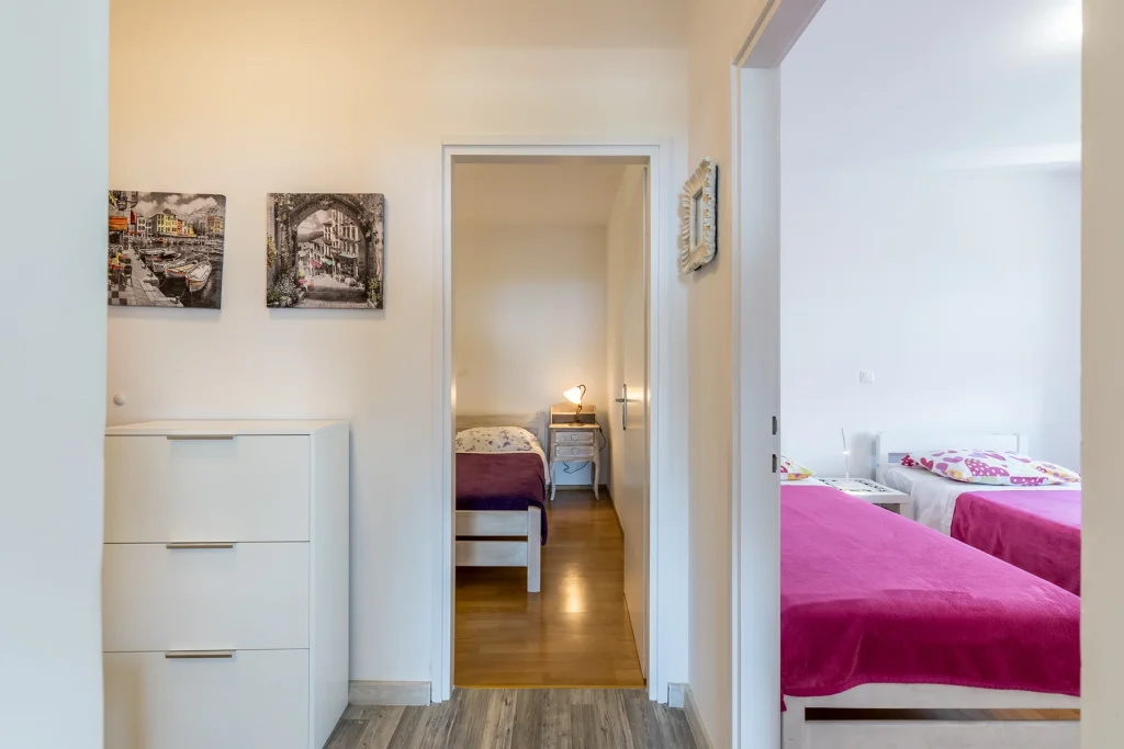 Spavaća soba s krevetom i komodom, Domus Alta Podgora