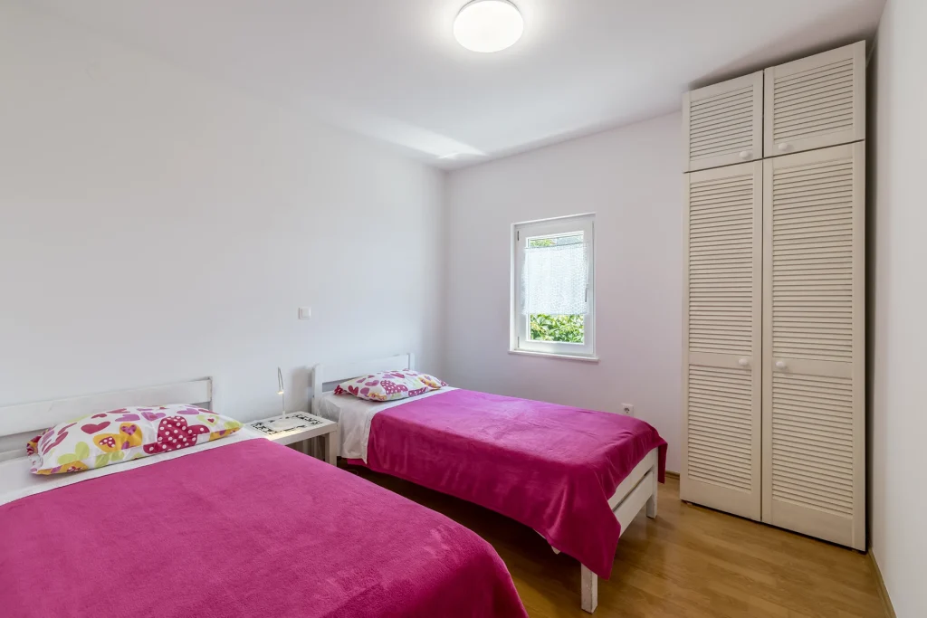 Spavaća soba s krevetom i ormarom, Domus Alta Podgora