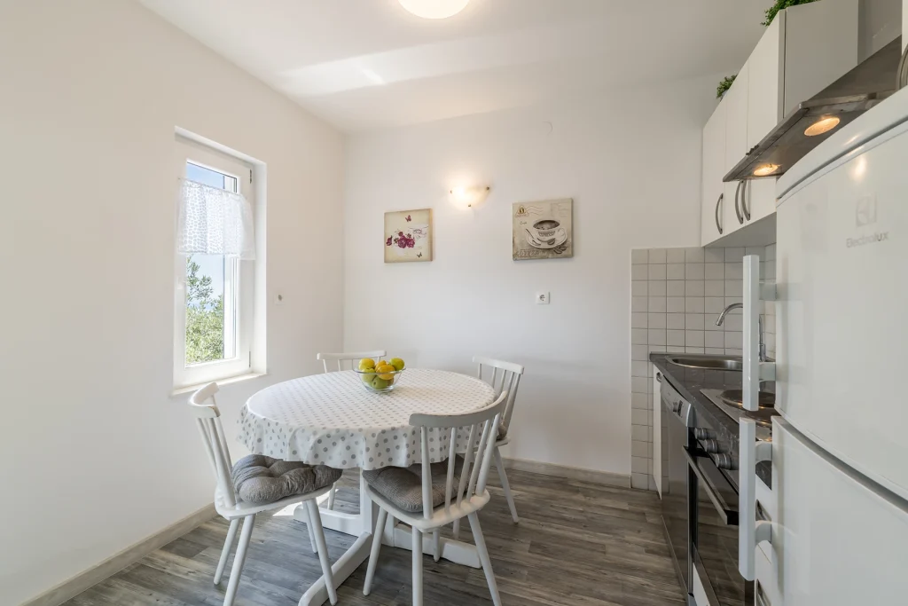 Blagovaonica s okruglim stolom uz prozor, Domus Alta Podgora