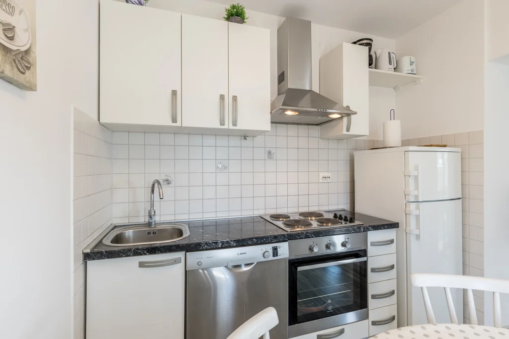 Potpuno opremljena kuhinja s pećnicom i hladnjakom, Domus Alta Podgora