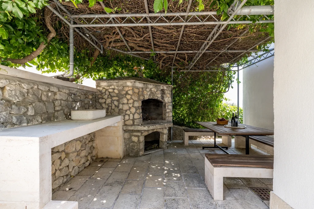 Ljetna kuhinja s roštiljem i blagovaonicom pod pergolom, Domus Alta Podgora