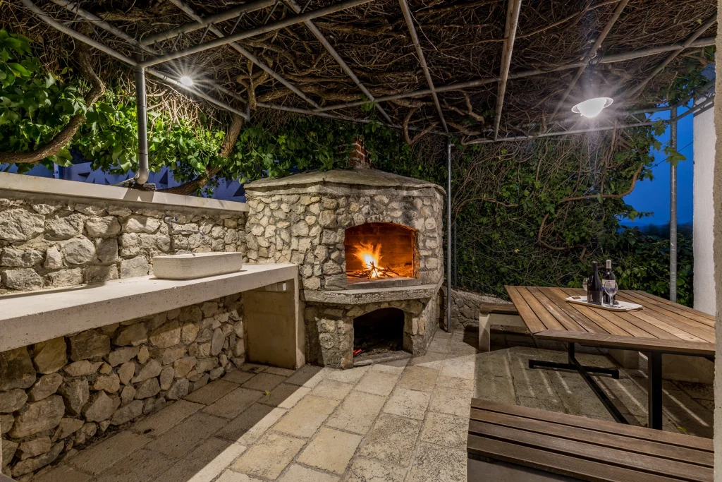 Ljetna kuhinja s roštiljem u večernjem ugođaju, Domus Alta Podgora