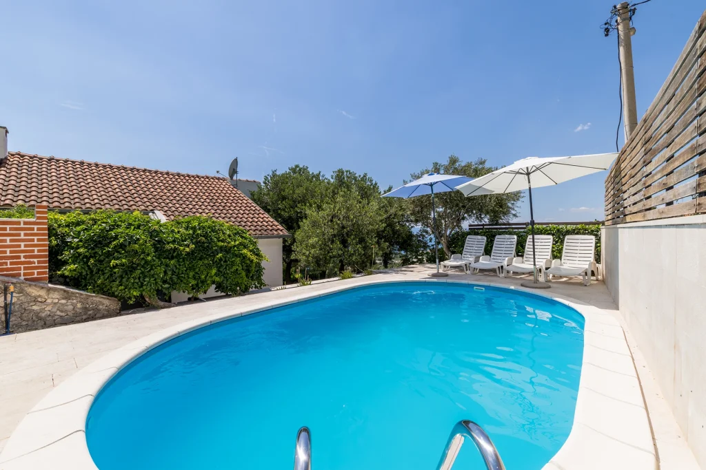 Bazen s ležaljkama za sunčanje, Domus Alta Podgora