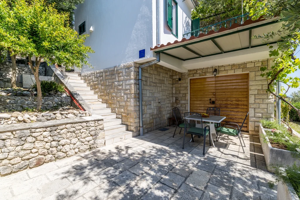 Kamene stube i terasa uz kuću Domus Alta, Podgora