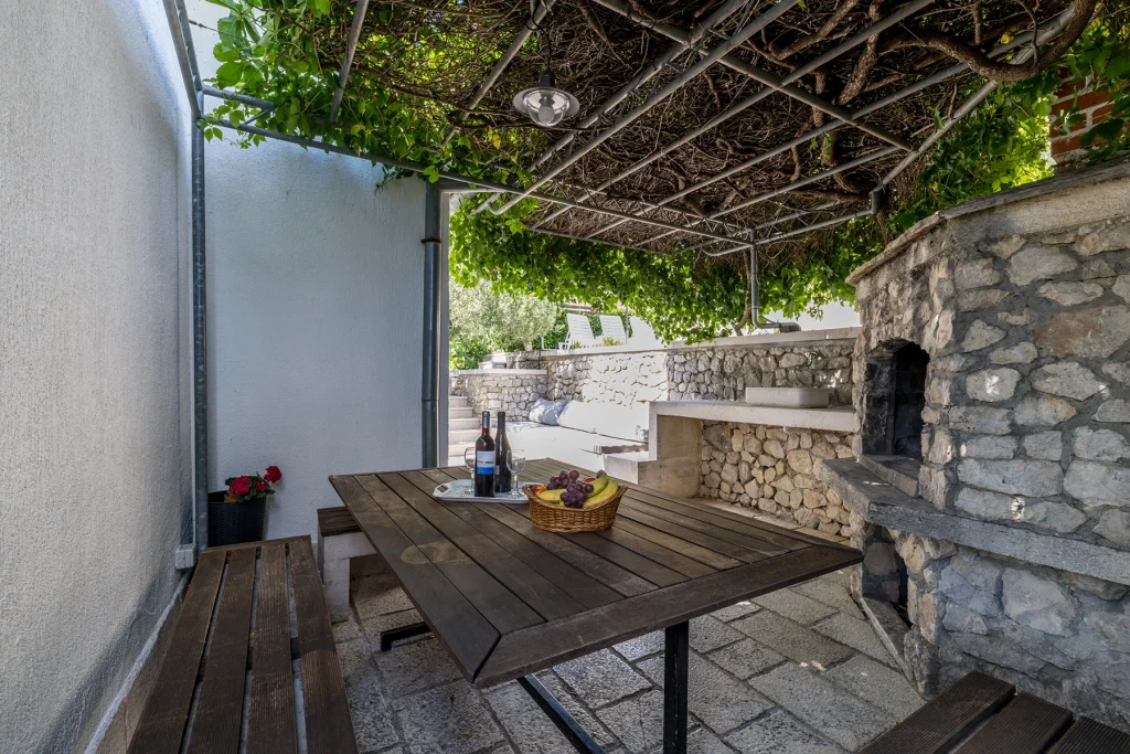 Blagovaonički stol na natkrivenoj terasi, Domus Alta Podgora