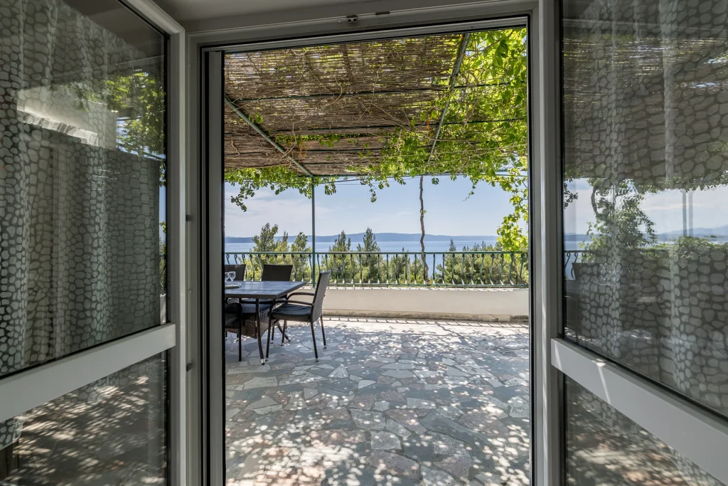 Natkrivena terasa uz klizna vrata s pogledom na more, Domus Alta Podgora
