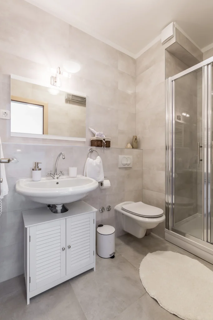 Kupaonica s tuš kabinom i ogledalom, apartman Lavander Split