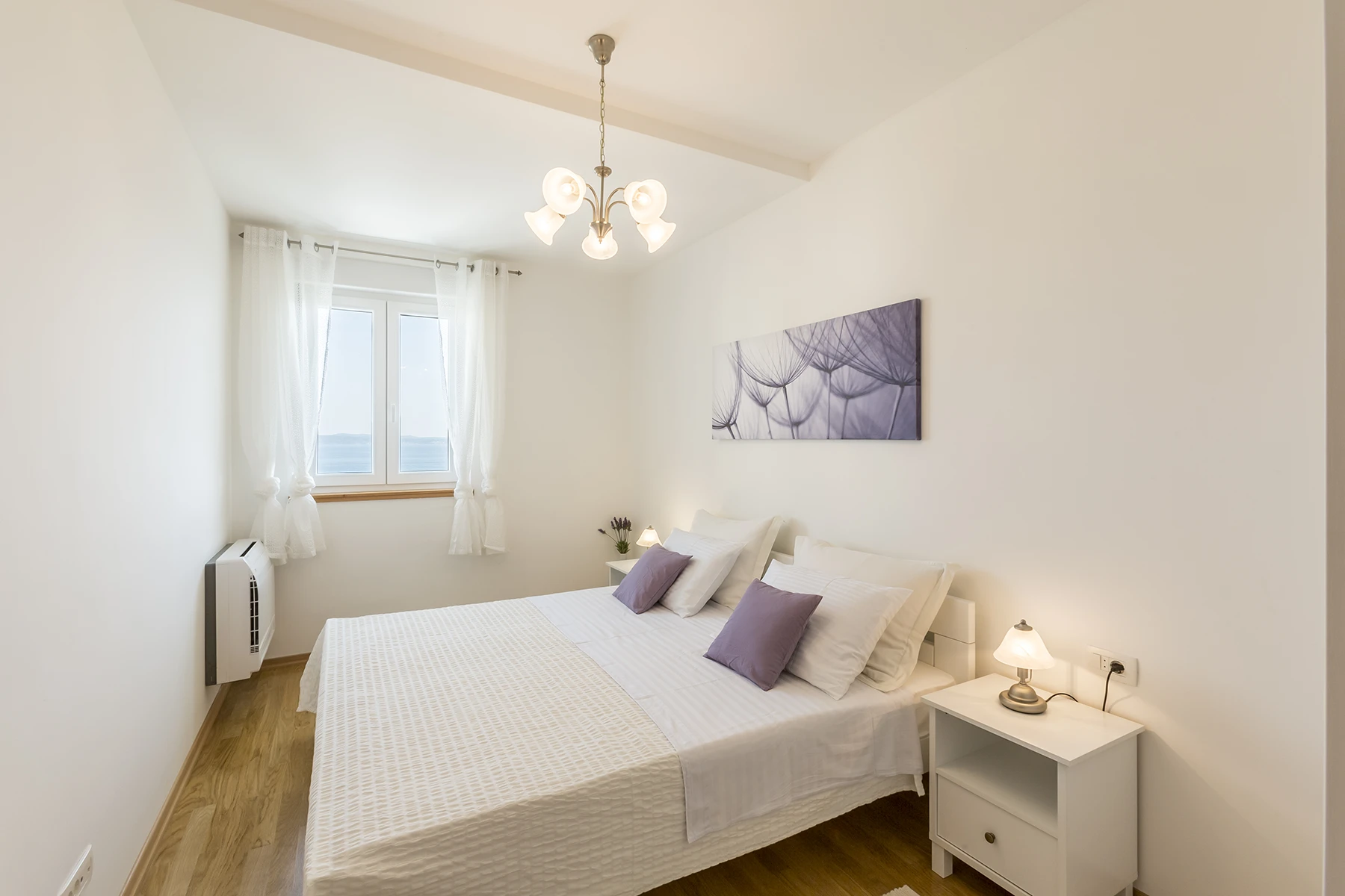 Pogled s ulaza na blagovaonicu, dnevni boravak i balkon s pogledom na more, apartman Lavander Split