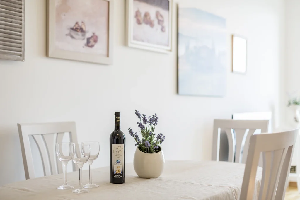 Blagovaonski stol s čašama i lavandom, apartman Lavander Split