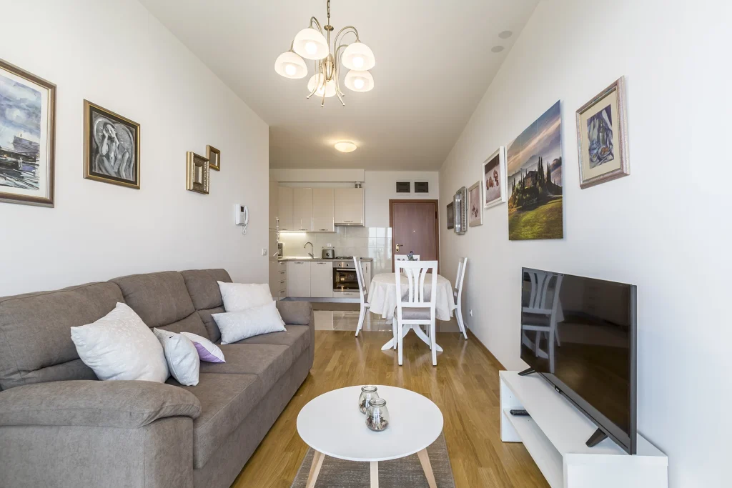 Otvoreni prostor dnevnog boravka, blagovaonice i kuhinje, apartman Lavander Split