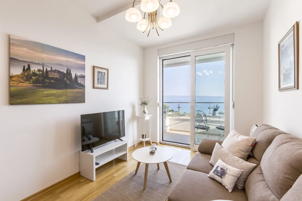 Dnevni boravak s TV-om i izlazom na balkon s pogledom na more, apartman Lavander Split