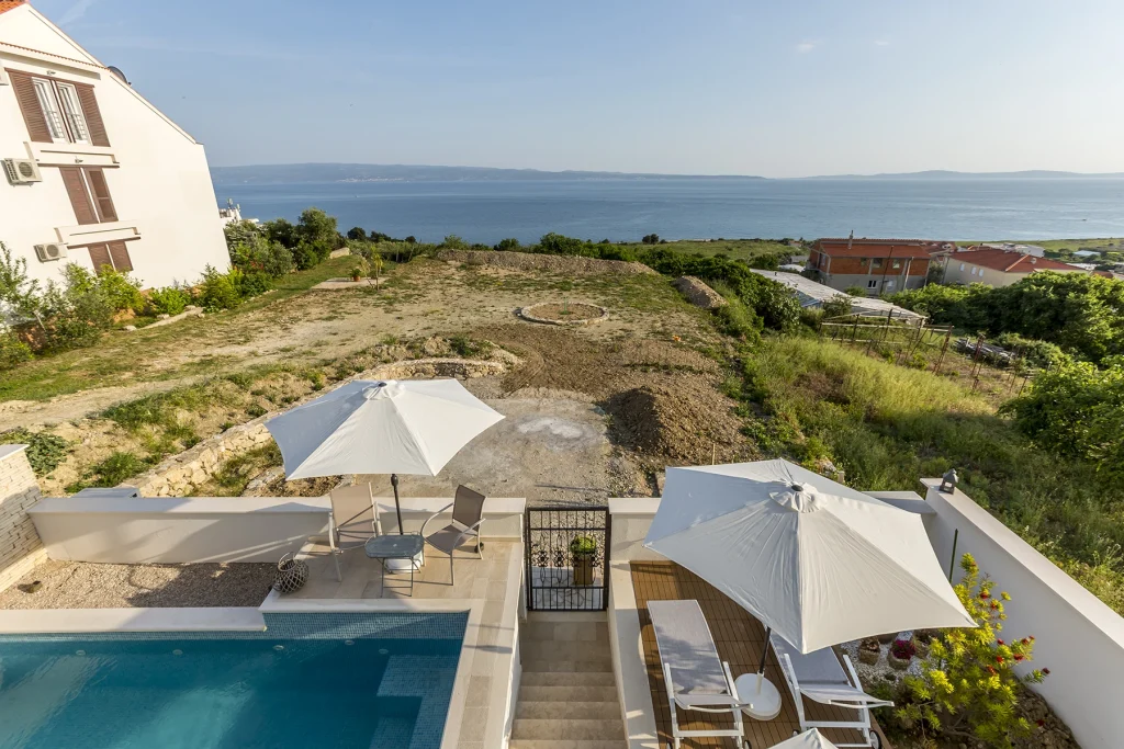 Pogled s balkona na zajednički bazen, terasu i more, apartman Lavander Split