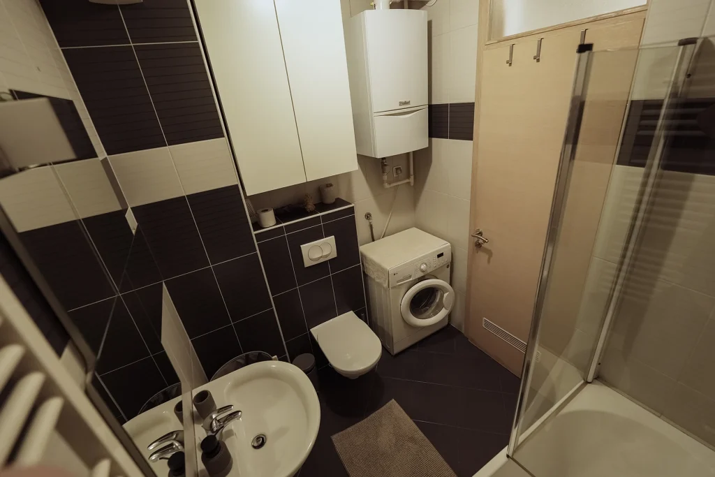 Kupaonica s WC-om, umivaonikom i tušem, apartman Lola Zagreb