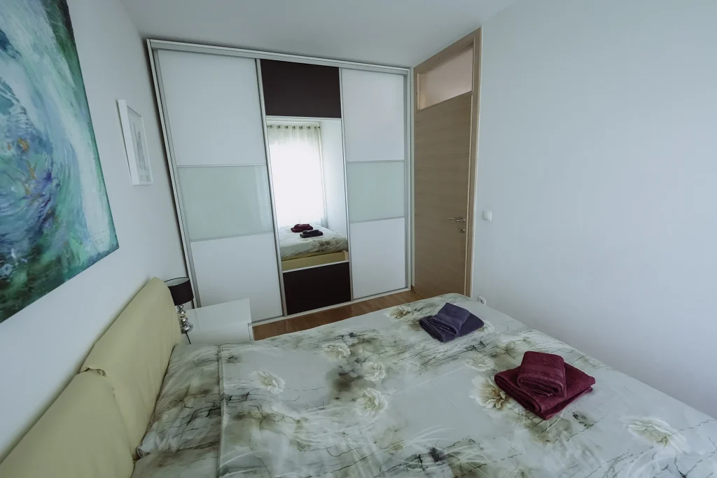 Spavaća soba s bračnim krevetom i ormarom, apartman Lola Zagreb