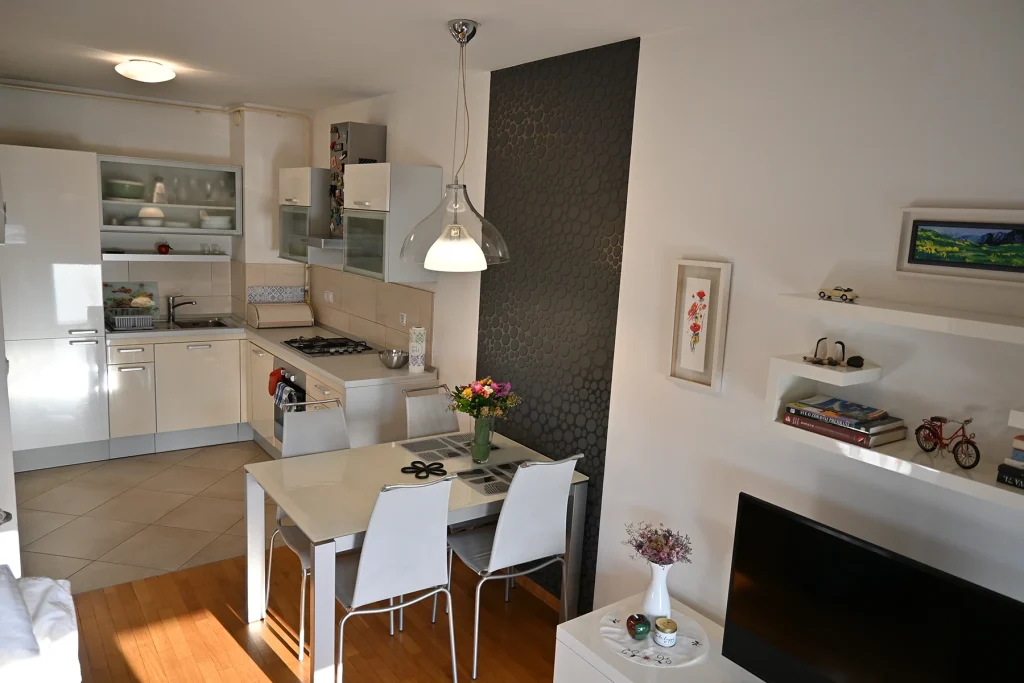 Svijetla blagovaonica s kuhinjom, apartman Lola Zagreb