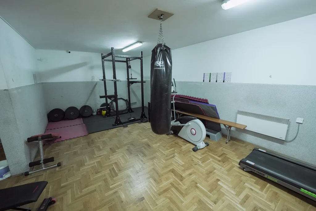 Teretana s vrećom za boks i spravama, apartman Lola Zagreb