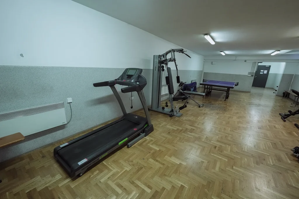 Teretana s trakom za trčanje i spravama, apartman Lola Zagreb