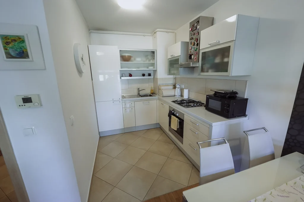 Kuhinja s mikrovalnom i radnom pločom, apartman Lola Zagreb