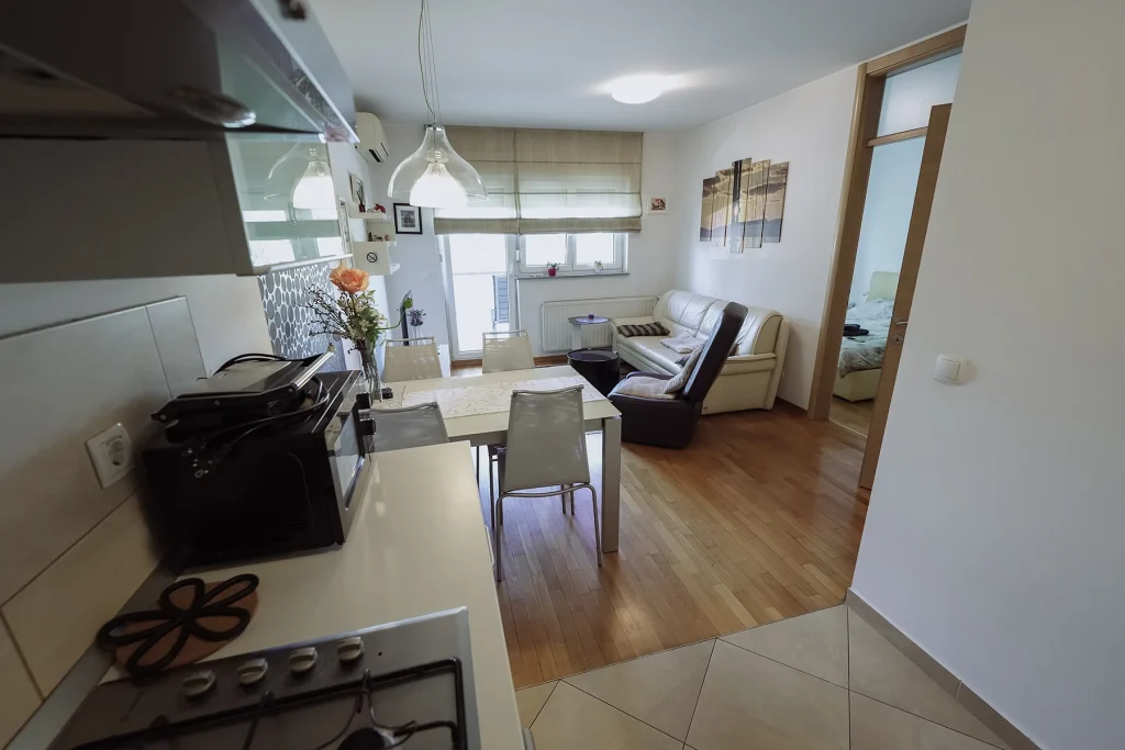 Dnevni boravak s blagovaonicom i kuhinjom, apartman Lola Zagreb