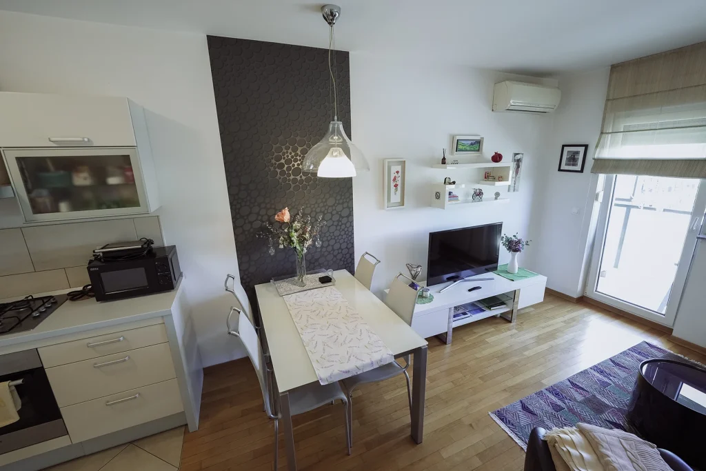 Dnevni boravak s kaučem, TV-om i klima-uređajem, apartman Lola Zagreb