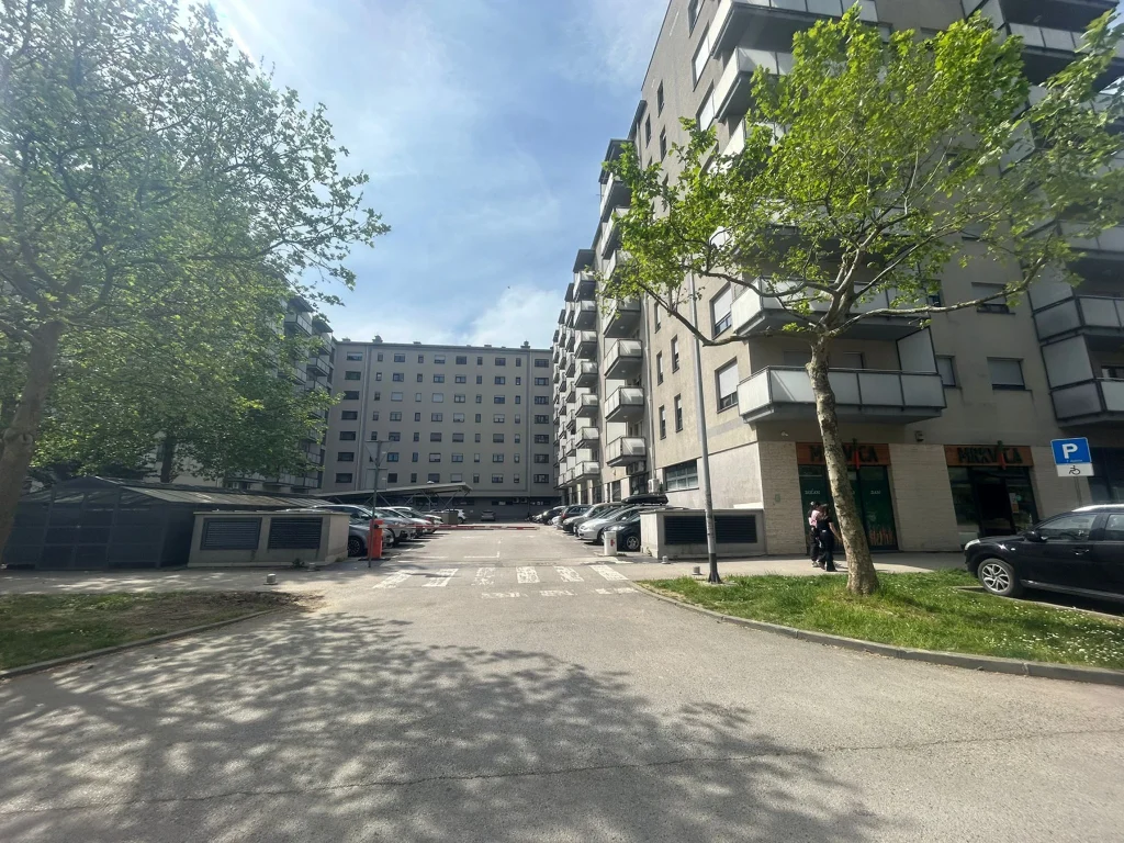 Naselje Središće sa zgradom apartmana Lola, Zagreb