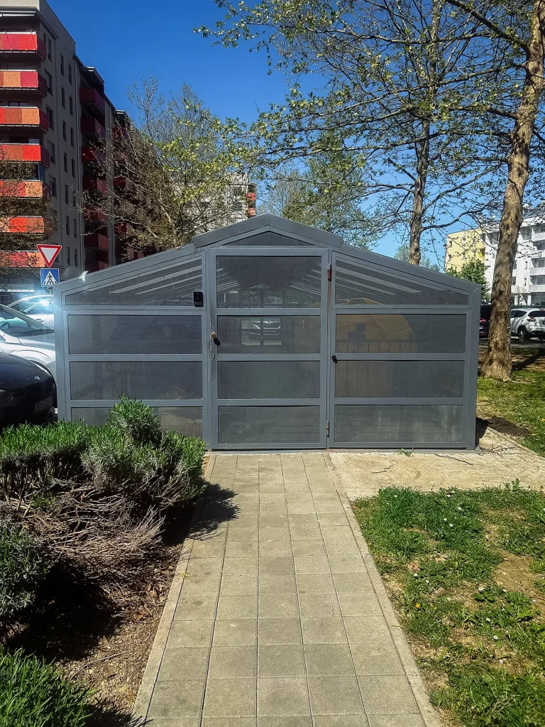 Natkriveno parkirno mjesto uz zgradu, apartman Lola Zagreb