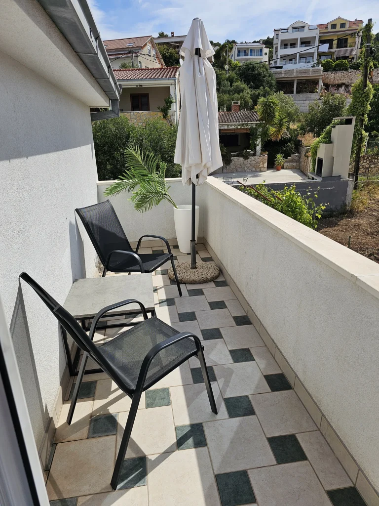 Balkon sa stolicama i suncobranom, apartman Luna Mare Čiovo
