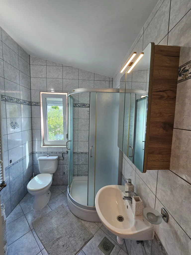 Kupaonica s tuš kabinom, umivaonikom i WC-om, apartman Luna Mare Čiovo