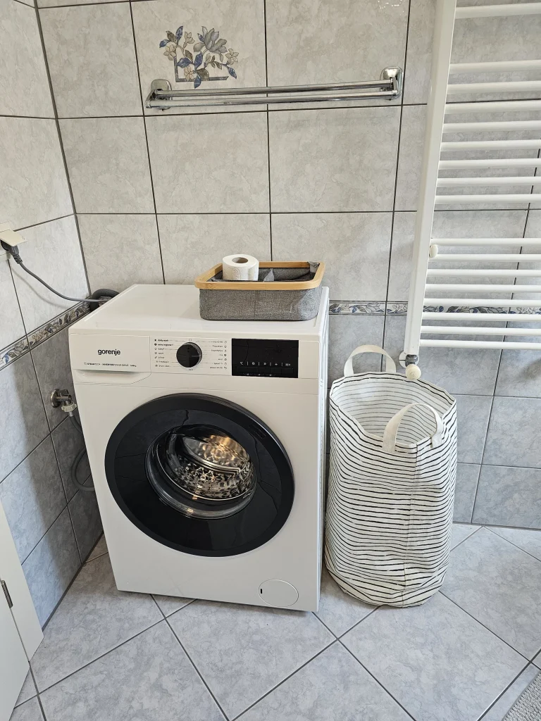 Kupaonica s tušem i perilicom rublja, apartman Luna Mare Čiovo