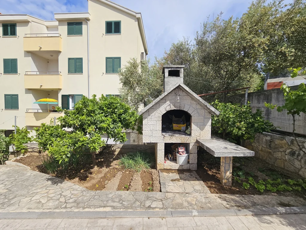 Roštilj i kameni kutak u vrtu, apartman Luna Mare Čiovo